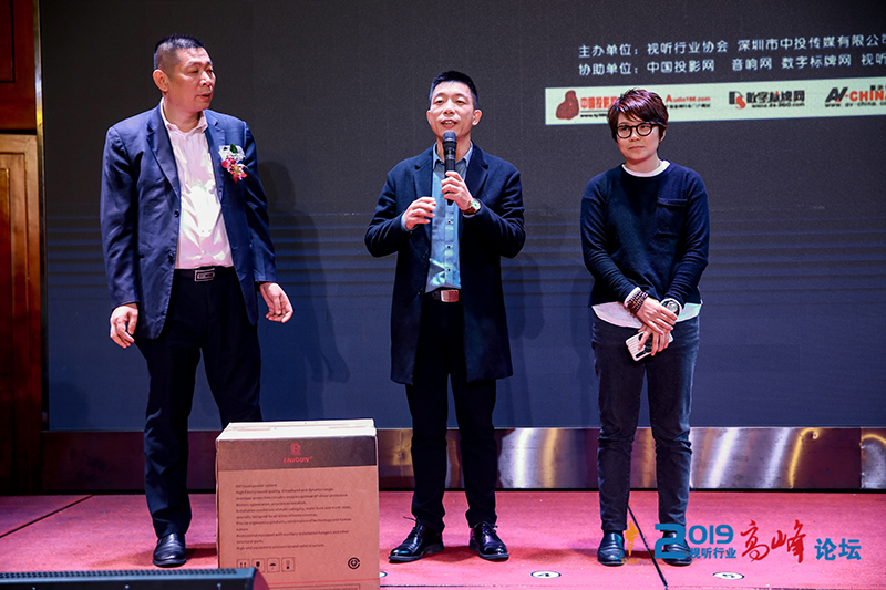 一禾科技董事长陈小林为一等奖得主颁奖